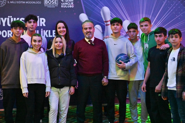 Bursa'da liseliler bowlingle stres atıyor