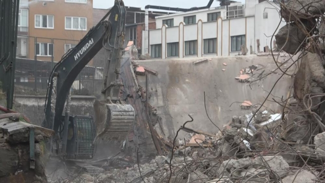 Bursa'daki deprem sonrası yetkililer harekete geçti, tarihi okul yıkılıyor