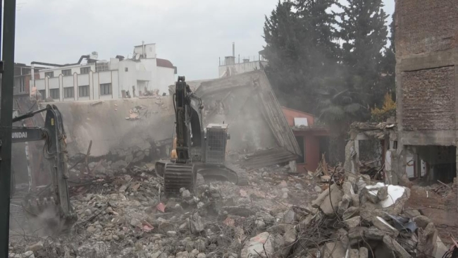 Bursa'daki deprem sonrası yetkililer harekete geçti, tarihi okul yıkılıyor