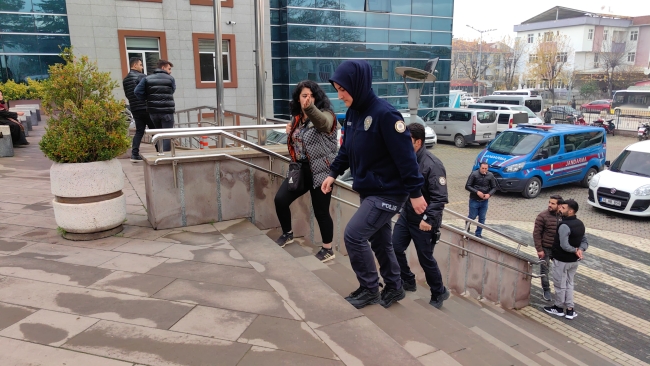 Bursa'da tutuklanan kadın gazetecilere saldırmaya çalıştı
