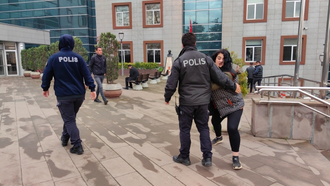 Bursa'da tutuklanan kadın gazetecilere saldırmaya çalıştı