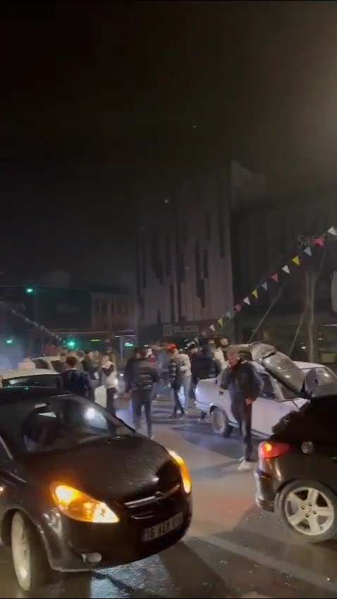 Bursa'da asker konvoyu yolu kapattı, çiftetelli oynadılar
