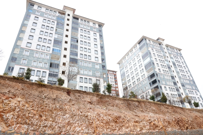 Yürekleri ağıza getiren görüntü! Binalar uçurumun eşiğinde