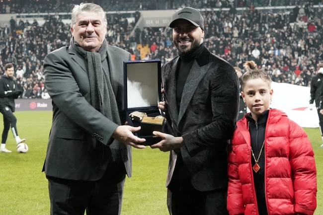 Beşiktaş'ta Quaresma ve Atiba’ya plaket verildi
