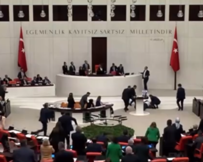 Saadet Partisi Milletvekili Bitmez kürsüde fenalaştı!