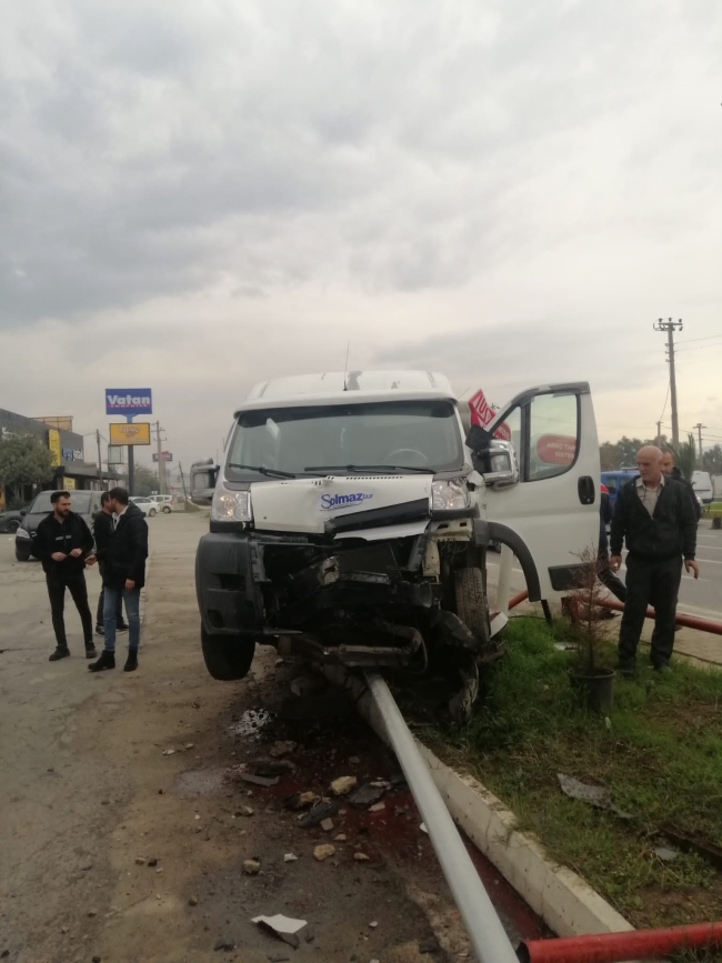 Servis minibüsü ile otomobil çarpıştı: 6 yaralı