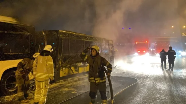 Seyir halindeki İETT otobüsünde yangın