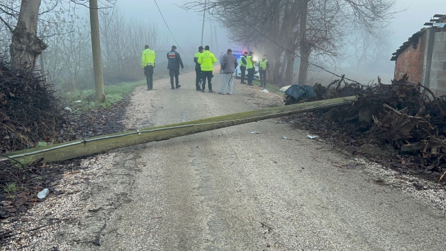 Bursa'da devrilen direğe çarptı, yaralandı
