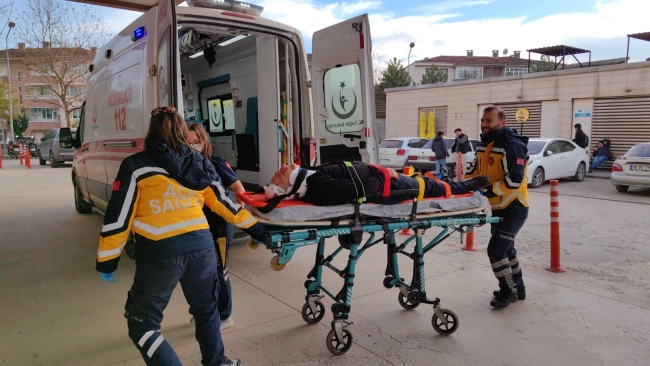 Bursa'da TIR'la çarpışan otomobil şarampole uçtu, 2 kişi yaralandı