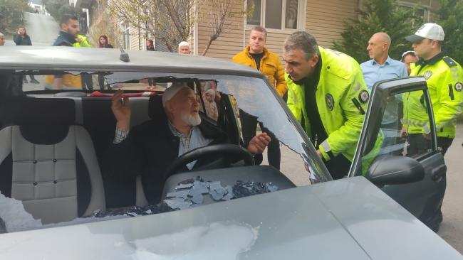 Bursa'da freni boşalan otomobil park halindeki araca çarptı!