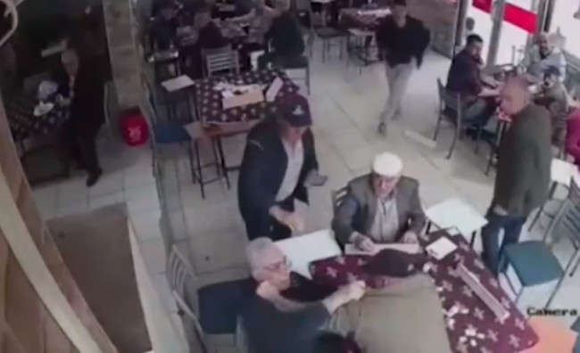 Okey masasında birbirine giren dedeler barıştı
