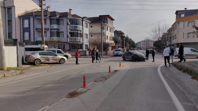 Bursa'da otomobiller çarpıştı! 1 kişi yaralandı
