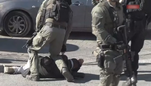 İsrail polisi, Mescidi Aksa'da gazeteciye saldırdı!