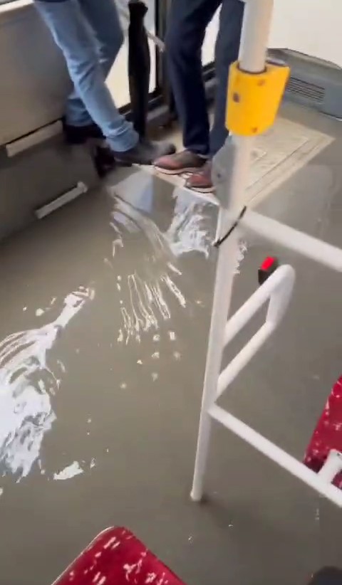 Şehrin göbeğinde otobüsü su bastı!