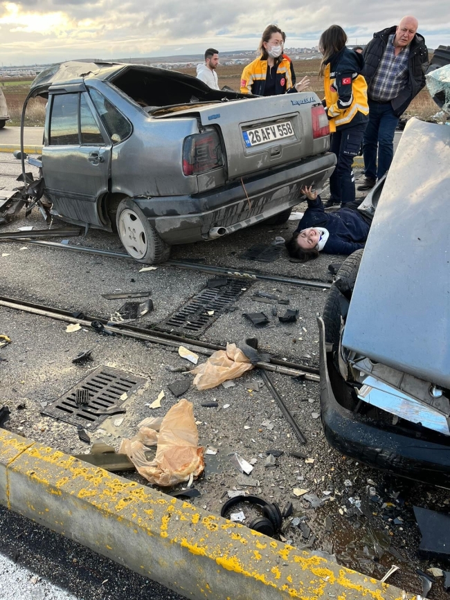 Direğe çarpan araç ikiye bölündü: 1 ölü, 3 yaralı!