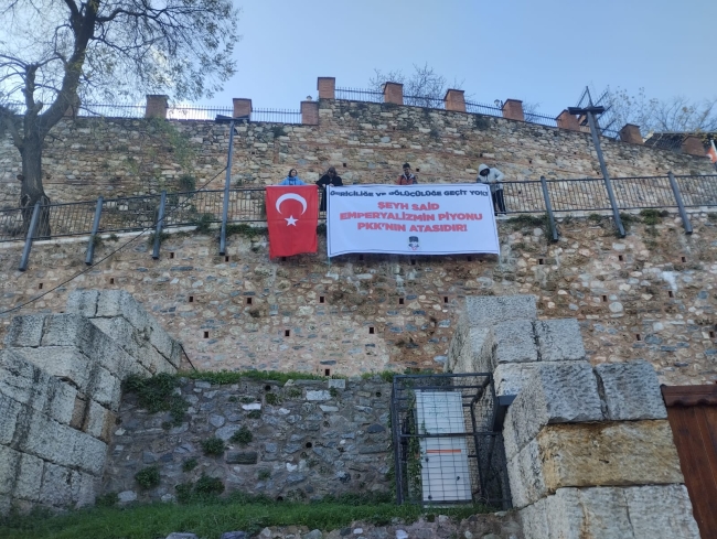 Bursa'da gençler Şeyh Sait pankartlarına karşı çıktı