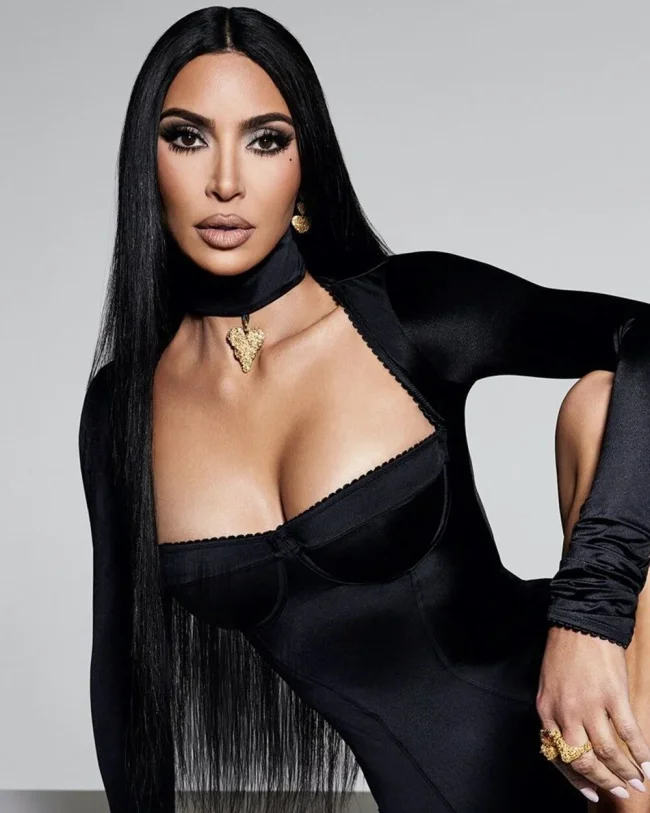 Kim Kardashian'dan korse markasına tanıtım
