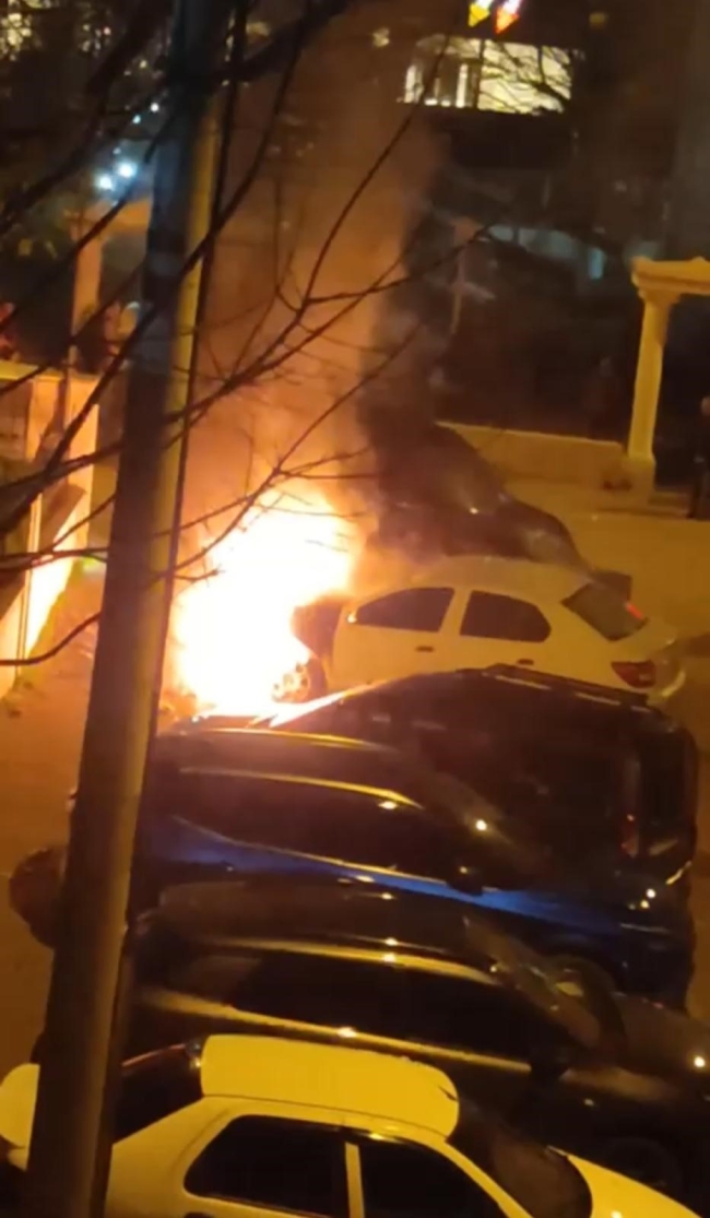 Bursa'da otoparktaki Araç Alev Alev Yandı!