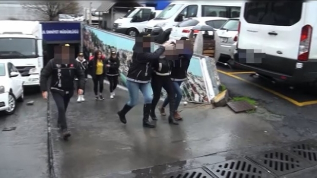 Metrobüste pes dedirten olay! 3 kadına gözaltı