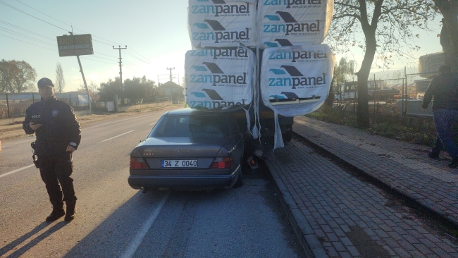 Bursa'da otomobil park halindeki tırın altına girdi!