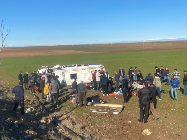 Yolcu minibüsü şarampole devrildi: 4’ü ağır 16 yaralı
