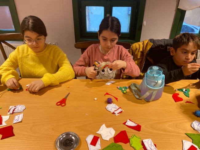 Bursa'da çocuklar yılbaşı süslerini kendileri yaptı