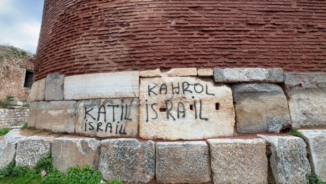 Bursa'da 2 bin yıllık surlara İsrail'in zulmünü kazıdılar