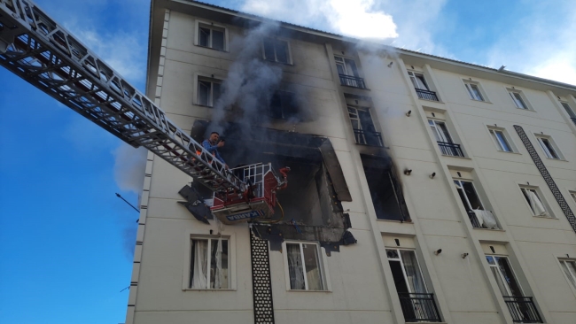5 katlı binada doğal gaz patlaması: 1’i ağır 3 yaralı