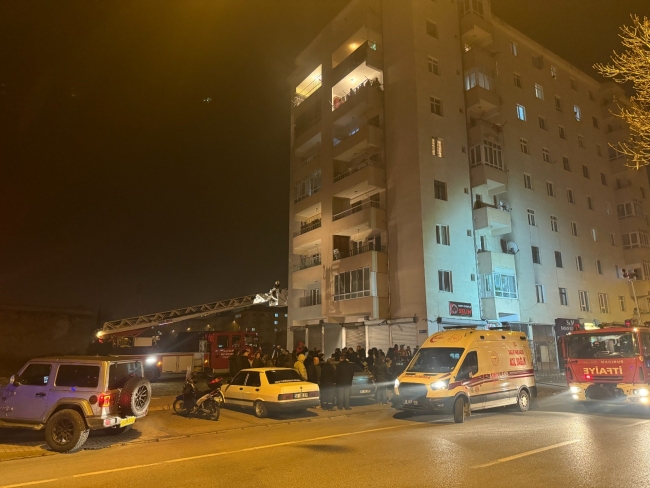 Evde çıkan yangında 4 kişi dumandan etkilendi