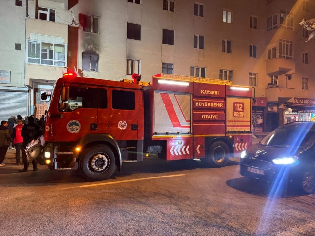 Evde çıkan yangında 4 kişi dumandan etkilendi