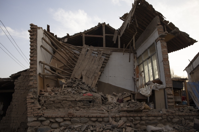 Çin'deki deprem felaketindeki can kaybı 135'e yükseldi