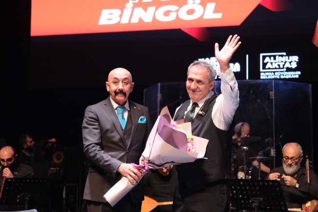 Yavuz Bingöl Bursalıları türkülerle mest etti