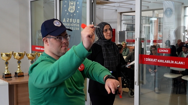 Bursa'da özel bireyler dartta yeteneklerini sergiledi