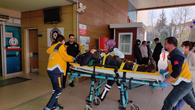 Yangını söndürmek isterken çatıdan düştü!