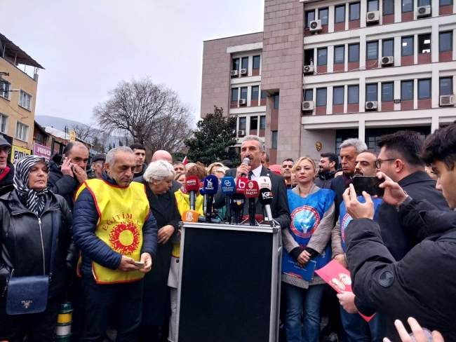 Bursa'da sendikaların basın açıklamasına polis müdahalesi