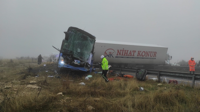 Yolcu otobüsü ile 2 TIR çarpıştı: Ölü ve yaralılar var
