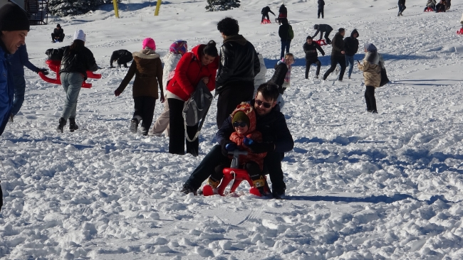 Kar tutkunları Uludağ'da buluştu! Hafta sonu pistler dolup taştı