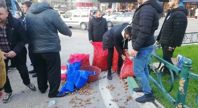 Bursa'da zabıta izinsiz ceviz ve kestane satan seyyar satıcılara göz açtırmadı