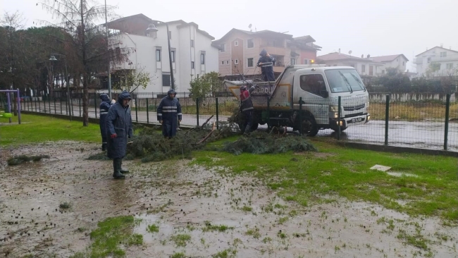 Fırtına Ordu'yu esir aldı! 12 çatı uçtu