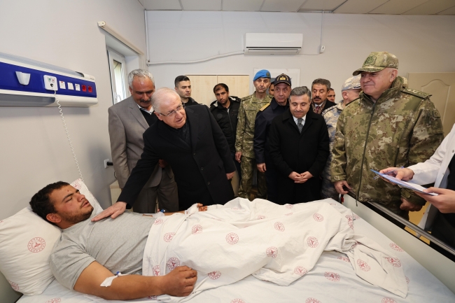 Bakan Güler kahraman mehmetçikleri ziyaret etti