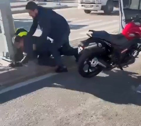 Bursa'da ortalık karıştı! Motosiklet sürücüsünü kaskıyla dövdü