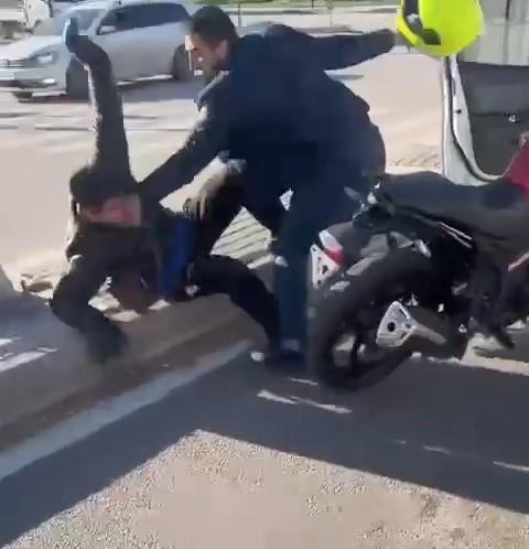 Bursa'da ortalık karıştı! Motosiklet sürücüsünü kaskıyla dövdü