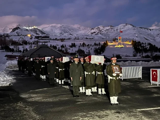 Hakkari'de şehitler için tören düzenlendi