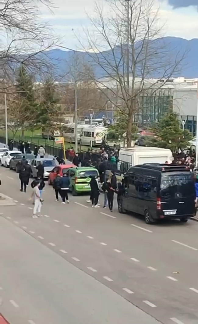 Bursa'da futbol terörü! Taraftar torpil ve meşalelerle ortalığı inletti