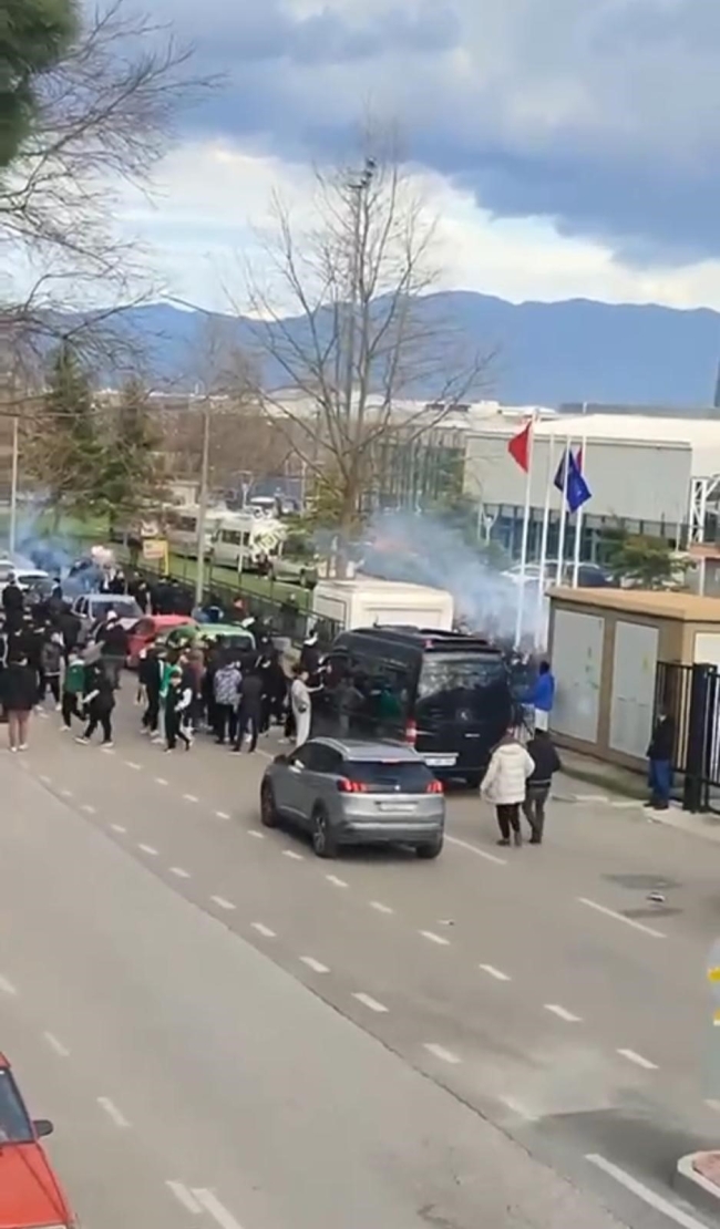 Bursa'da futbol terörü! Taraftar torpil ve meşalelerle ortalığı inletti