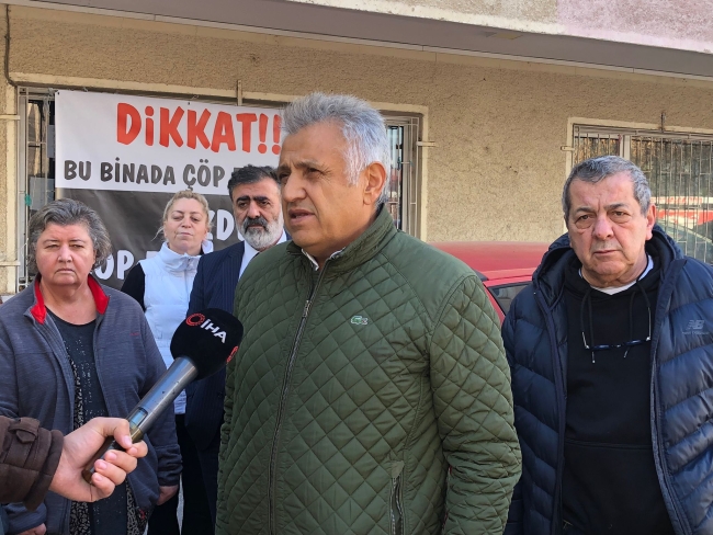 Mahalleliden pankartlı çöp ev isyanı!