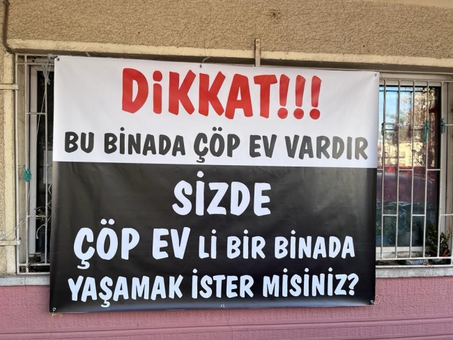 Mahalleliden pankartlı çöp ev isyanı!