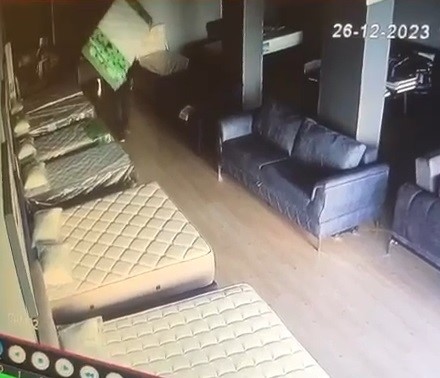 Bursa'da mobilya dükkanına girip sırtladığı yatağı çaldı