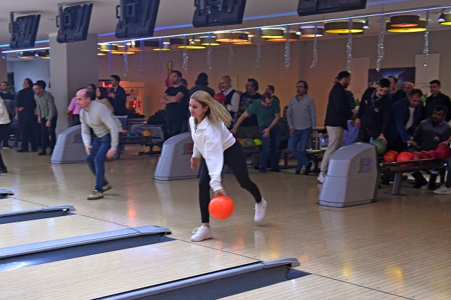 Bursa Osmangazi personeli, iş stresini bowlingle attı