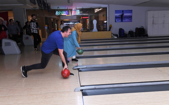 Bursa Osmangazi personeli, iş stresini bowlingle attı